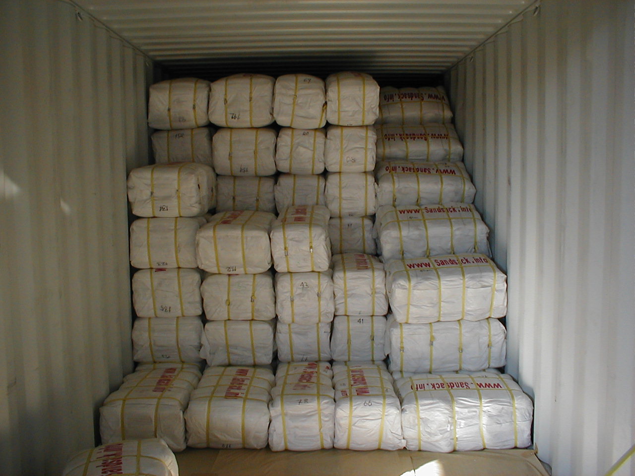 Container mit Sandsäcken Container mit Sandsäcken